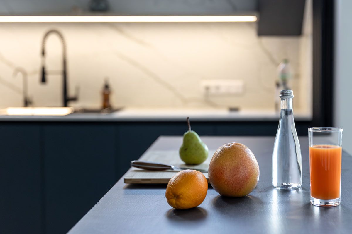 Tendencias de materiales 2026 para cocinas modernas: de mármol y porcelánico a madera sostenible