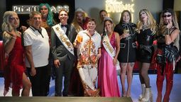 Gabriel Canci, Ricardo Bustos, los reyes de la Vendimia para Todos y drag queens fueron los protagonistas del coctel de prensa.&nbsp;Foto: Martín Pravata/Diario UNO.