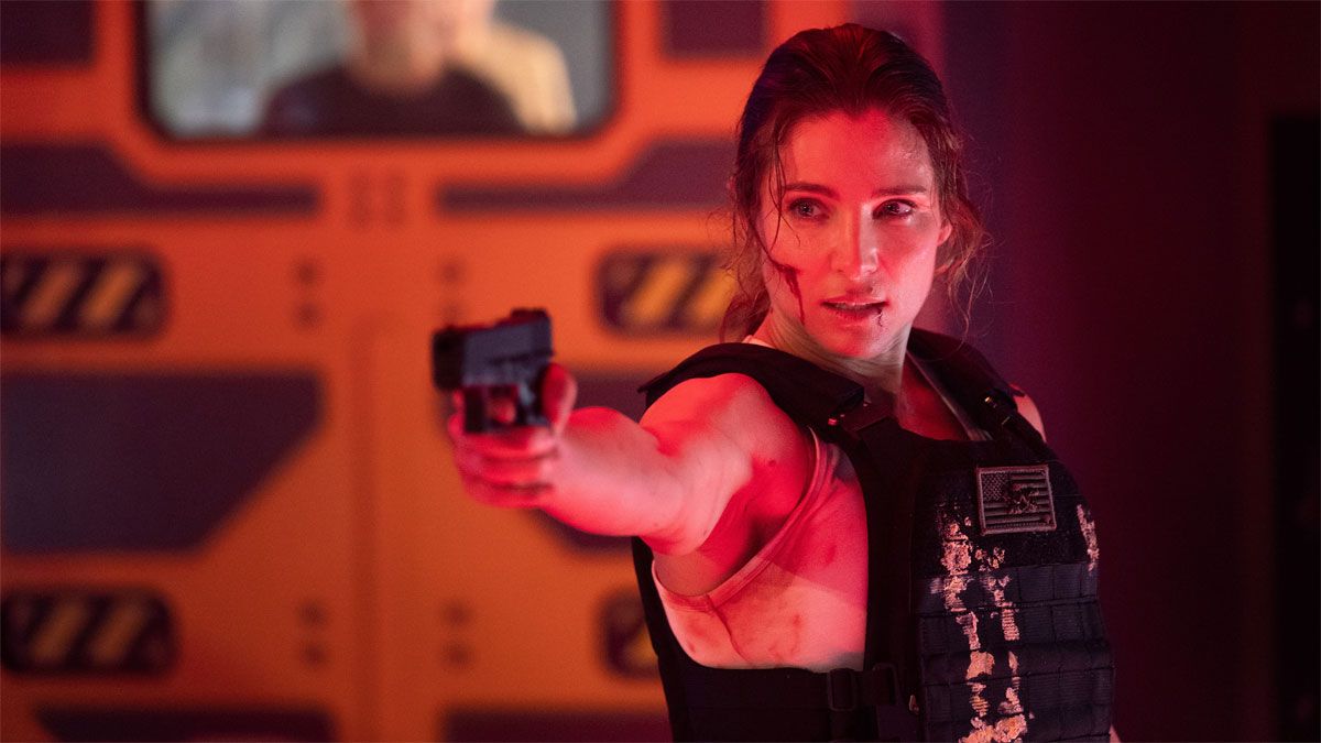 La capitana Collins (Elsa Pataky) brilla con su entrenamiento militar en Interceptor, exitosa película de Netflix.