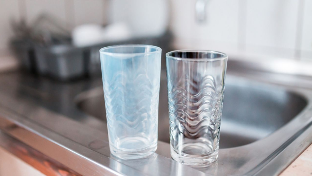 Truco de limpieza: deja como nuevo tus vasos usando solamente una fruta