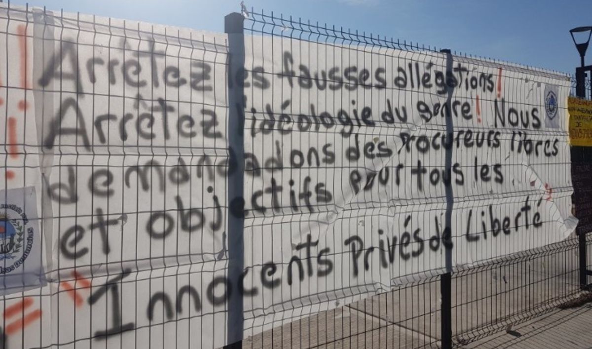 La bandera en apoyo a los rugbiers franceses que sus familiares colgaron este martes en el Polo Judicial. Foto: Gentileza TyC. La bandera en apoyo a los rugbiers franceses que sus familiares colgaron este martes en el Polo Judicial. Foto: Gentileza TyC.