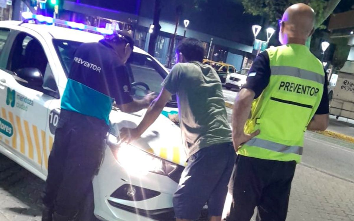 En uno de los operativos de esta semana, los preventores de Ciudad detuvieron a un joven que había robado un celular utilizando un cuchillo. En uno de los operativos de esta semana, los preventores de Ciudad detuvieron a un joven que había robado un celular utilizando un cuchillo.