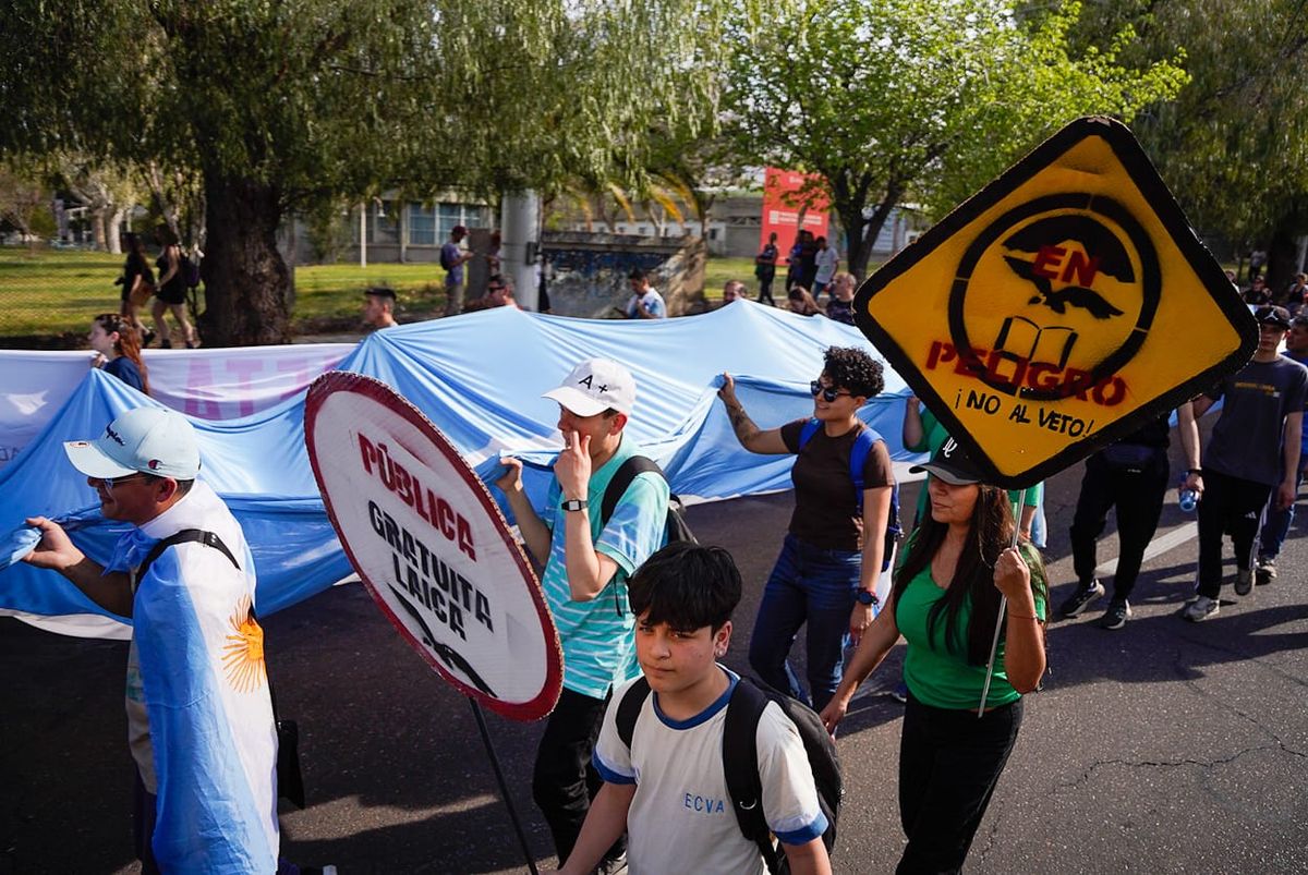 Gremios de docentes se sumaron a la marcha universitario en contra del veto del presidente Javier Milei a la Ley de Financiamiento Universitario. Gremios de docentes se sumaron a la marcha universitario en contra del veto del presidente Javier Milei a la Ley de Financiamiento Universitario.