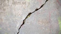 Sella las grietas de las paredes o pisos en pocos minutos con este material infalible