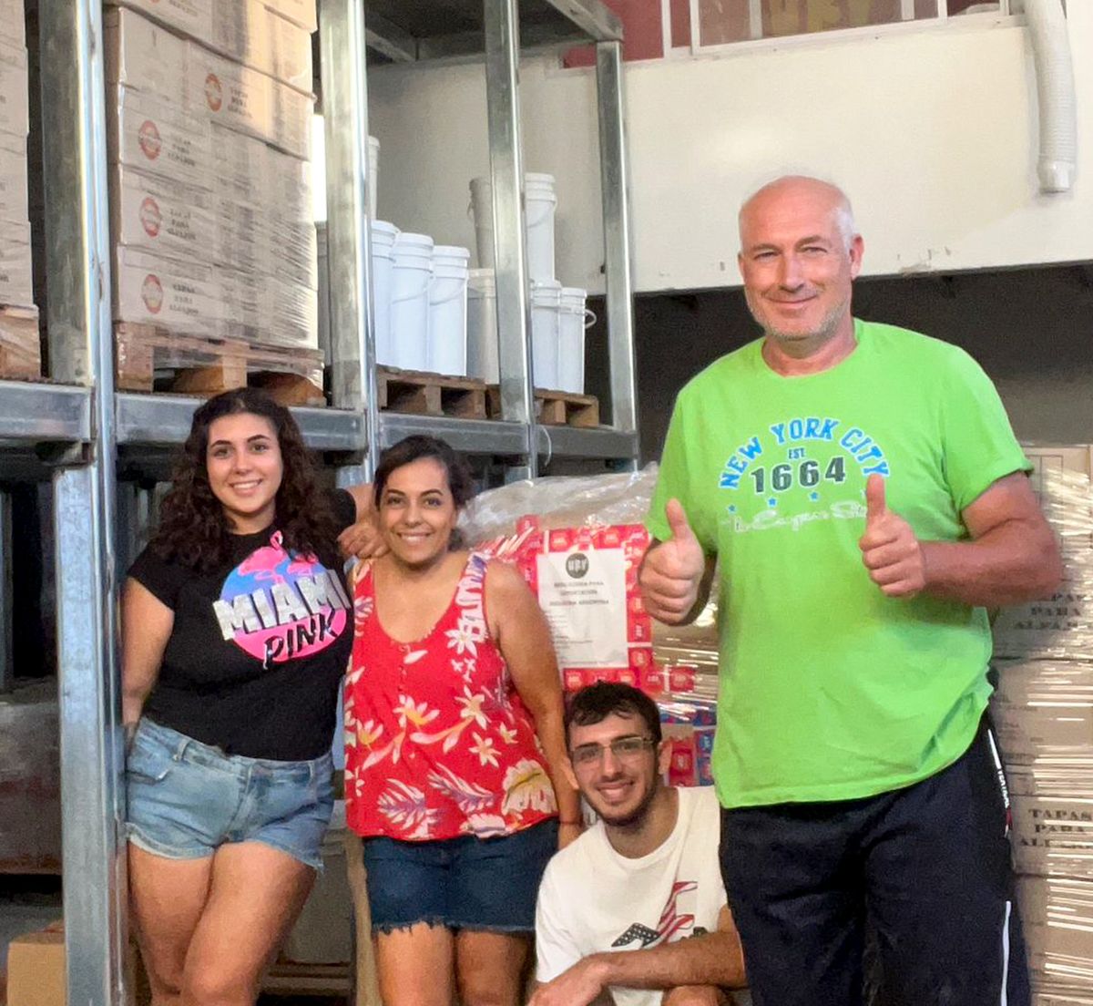 Lucía Mariño junto a sus padres y su novio Nicolás, en su pequeña pyme en Berazategui. Lucía Mariño junto a sus padres y su novio Nicolás, en su pequeña pyme en Berazategui.