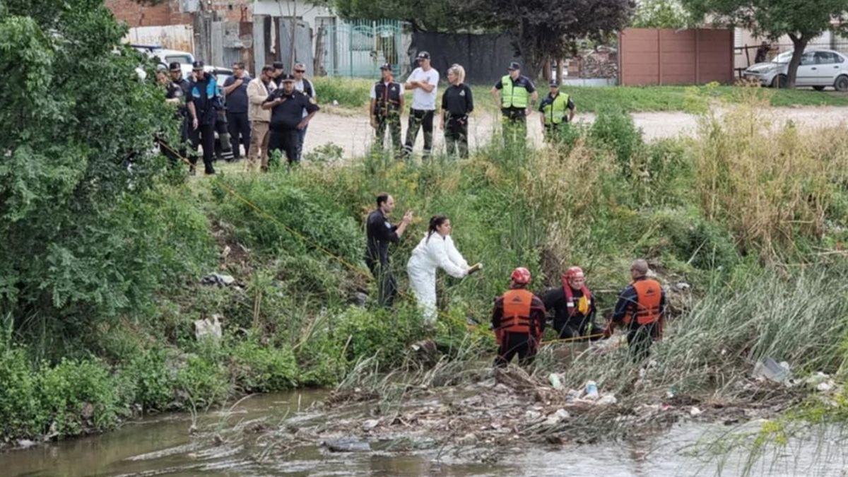 Los rastrillajes en el arroyo Naposta de Bahía Blanca para hallar a la joven mendocina comenzaron luego de la confesión del homicida
