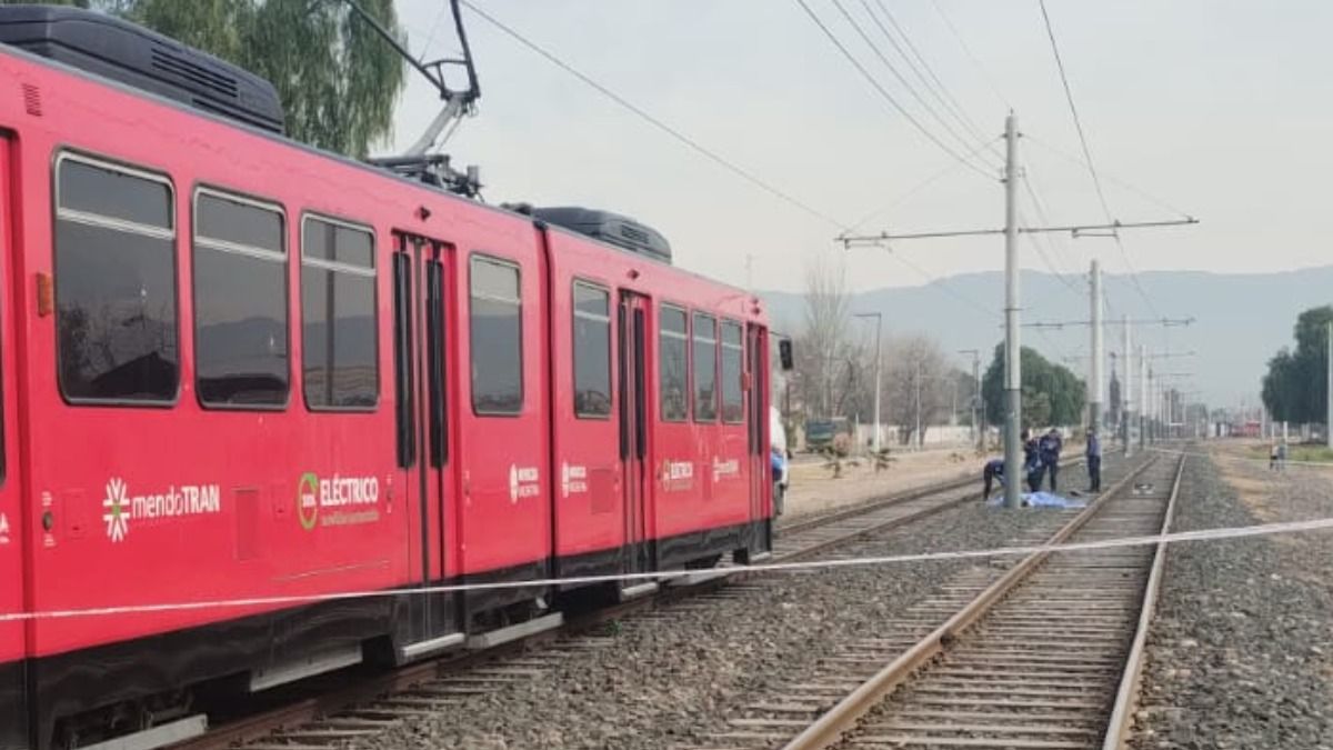 El joven que murió atropellado por el Metrotranvía en Maipú fue identificado como Ignacio Mauricio Villegas, de 19 años. El joven que murió atropellado por el Metrotranvía en Maipú fue identificado como Ignacio Mauricio Villegas, de 19 años.
