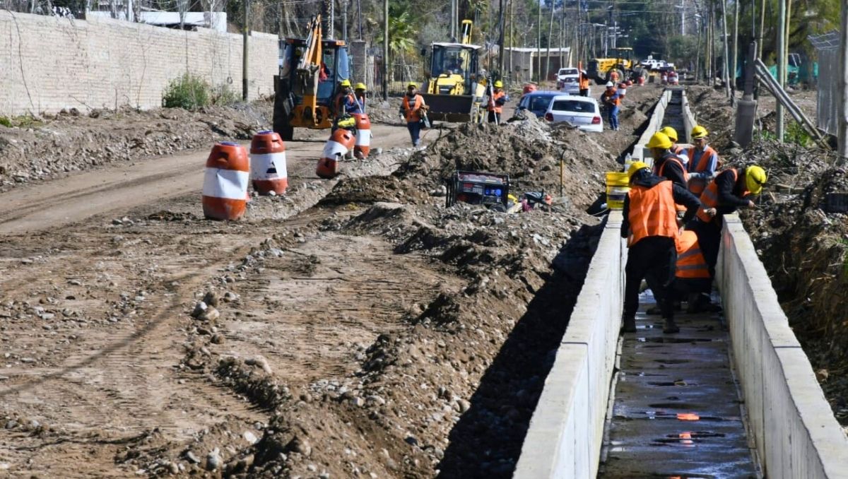 Guaymallén y AYSAM acordaron obras en Corralitos y San Francisco del Monte.