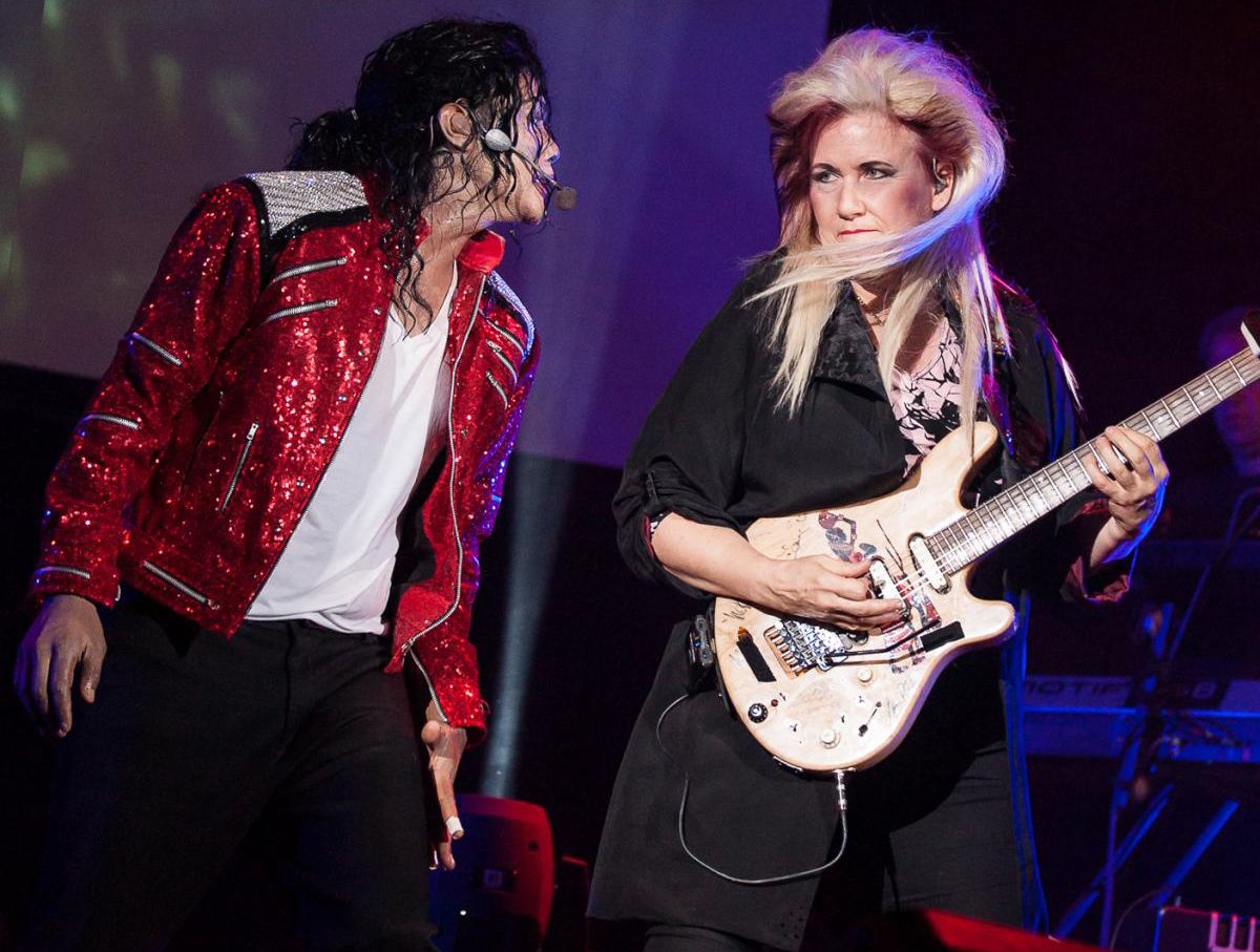 Jennifer Batten, la guitarrista original de Michael Jackson. Jennifer Batten, la guitarrista original de Michael Jackson.