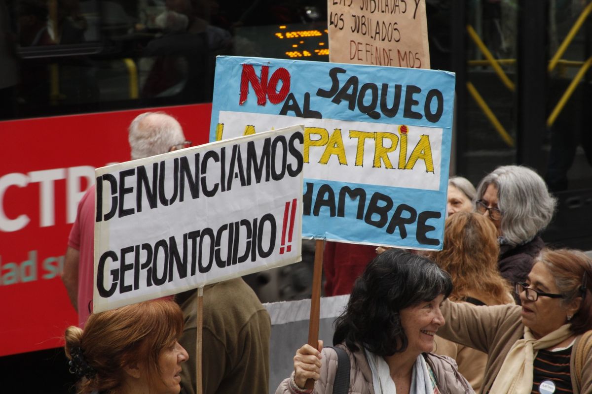 De todo tipo de mensajes en las pancartas de los jubilados. De todo tipo de mensajes en las pancartas de los jubilados.