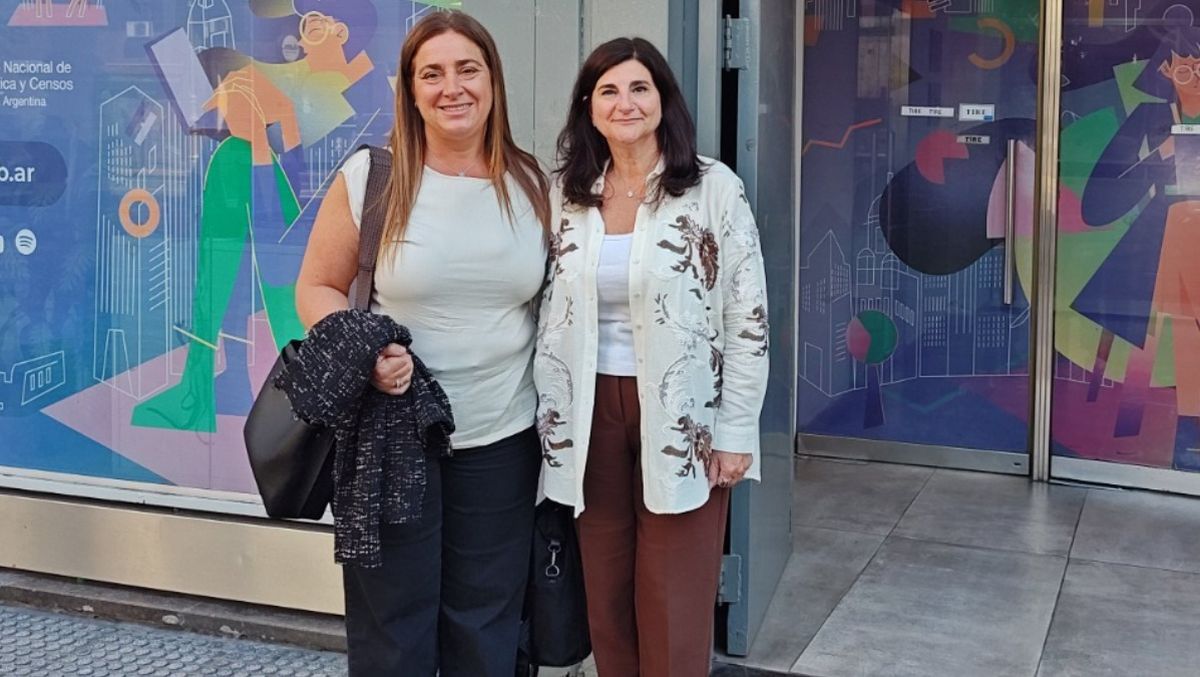 La titular del Emetur, Gabriela Testa, y la referente de Aehga, Mercedes Gabrielli, en la puerta del INDEC.