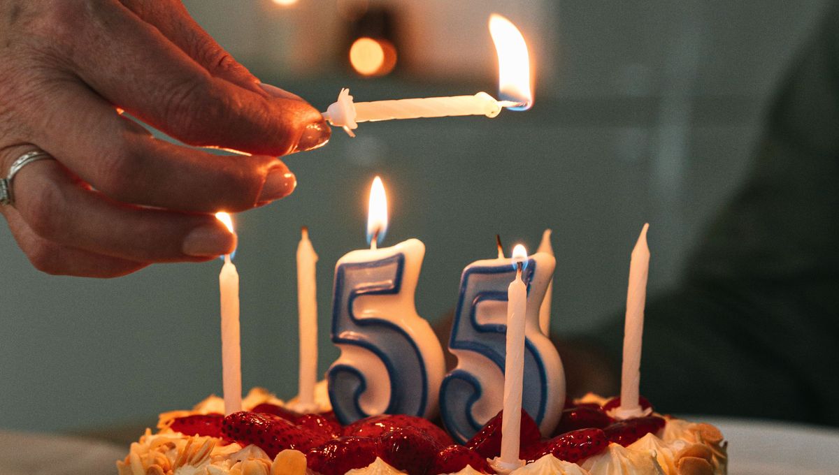 ¿Qué significa y de dónde viene la costumbre de soplar las velas en los cumpleaños?