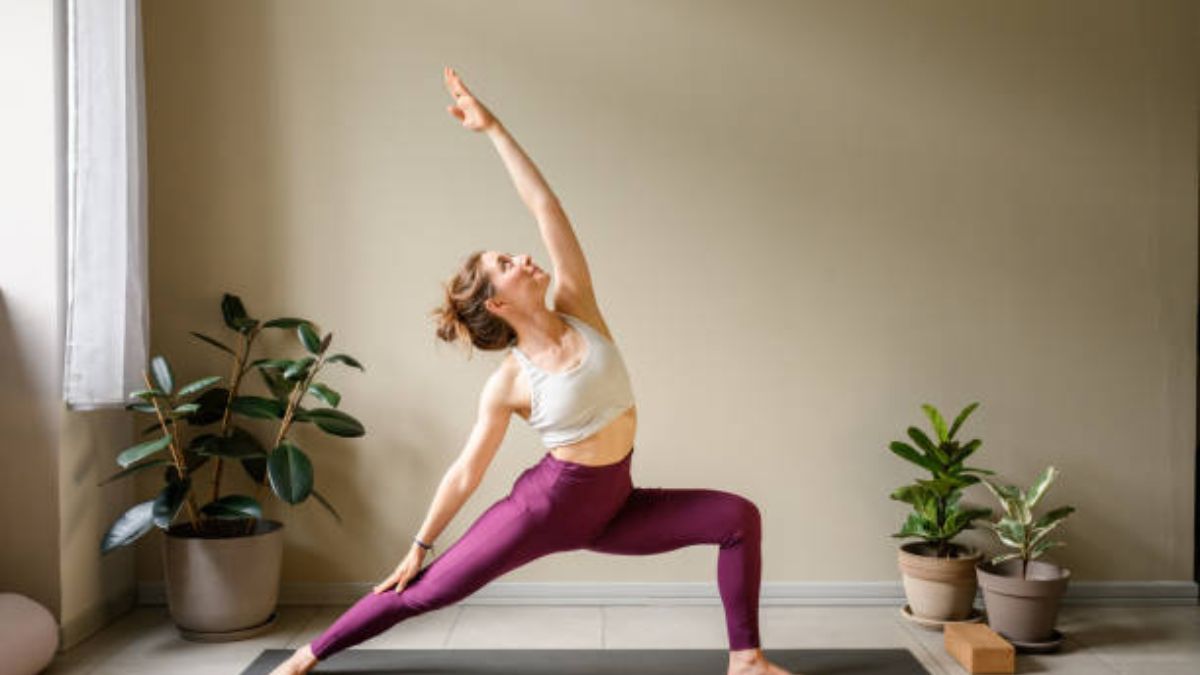 Conoce esta postura de yoga recomendada por expertos.