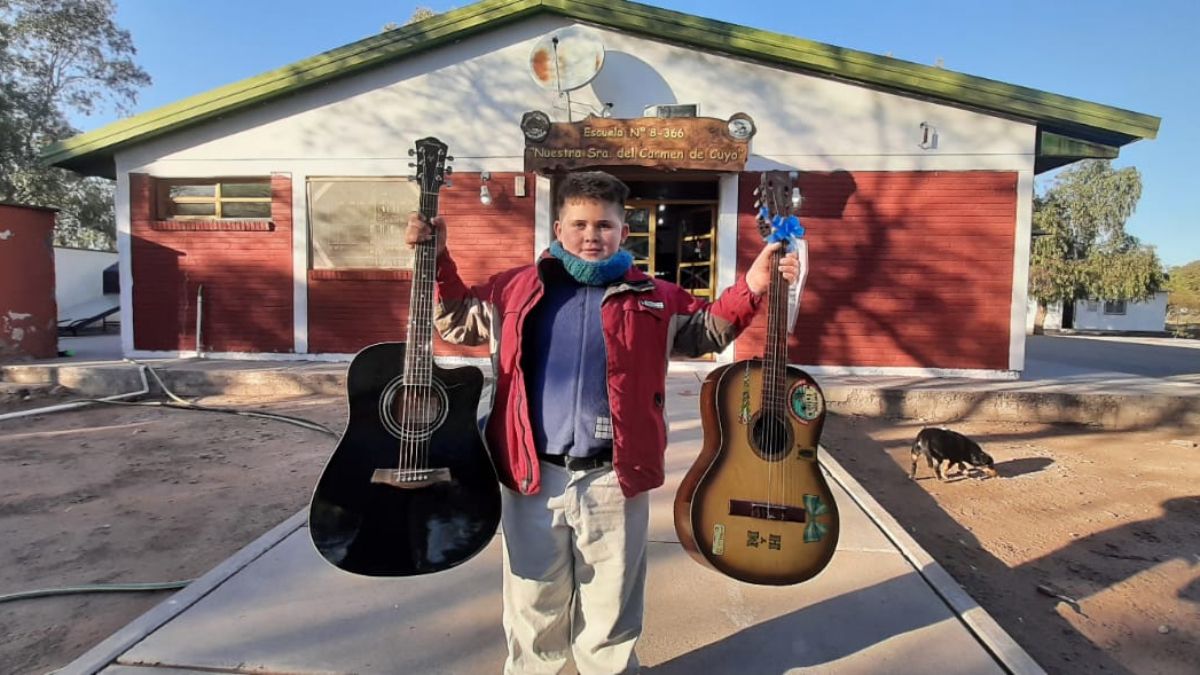 Francisco Allaime soñaba con tener una guitarra, y tras conocerse su historia de vida en Ñacuñán, los televidente de El Siete le hicieron llegar dos instrumentos para que celebrara su décimo cumpleaños este miércoles junto sus compañeros de la escuela Nuestra Señora del Carmen de Cuyo, de Santa Rosa.