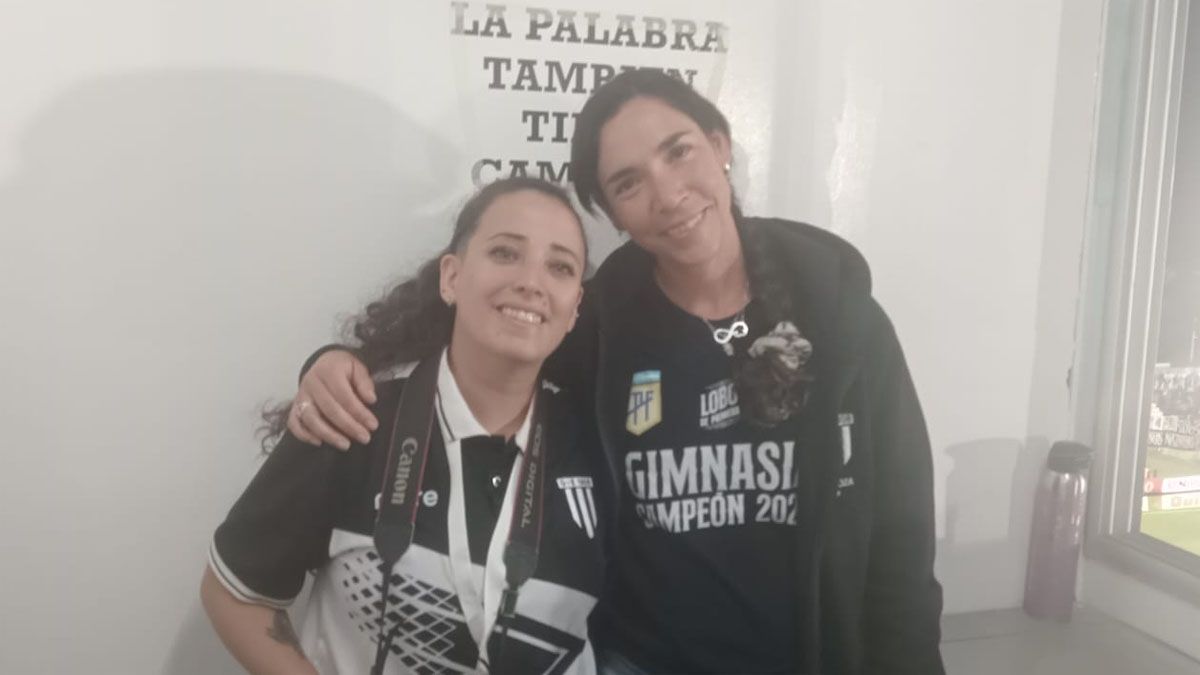 Mariángeles Hernández y Gimena Casal estuvieron a cargo de la voz del estadio de Gimnasia y Esgrima ante Estudiantes