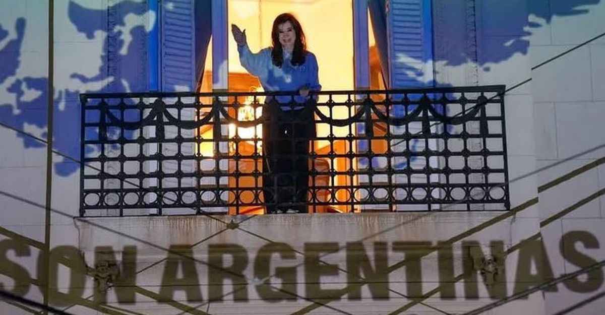 Cristina Kirchnert salió al balcón a festejar el triunfo argentino.