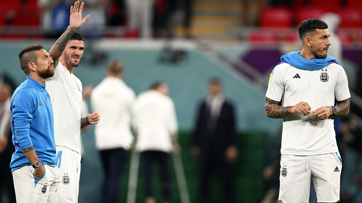 Rodrigo De Paul con el Papu y Paredes en la previa del partido entre la Selección Argentina y Australia