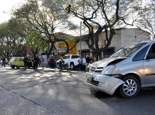 Violento choque entre dos autos en Yrigoyen y Saavedra