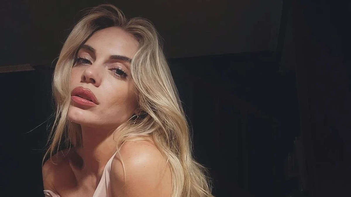 Sin pantaloncitos, Emilia Attias confirma que las ultra transparencias se llevan ceñidas