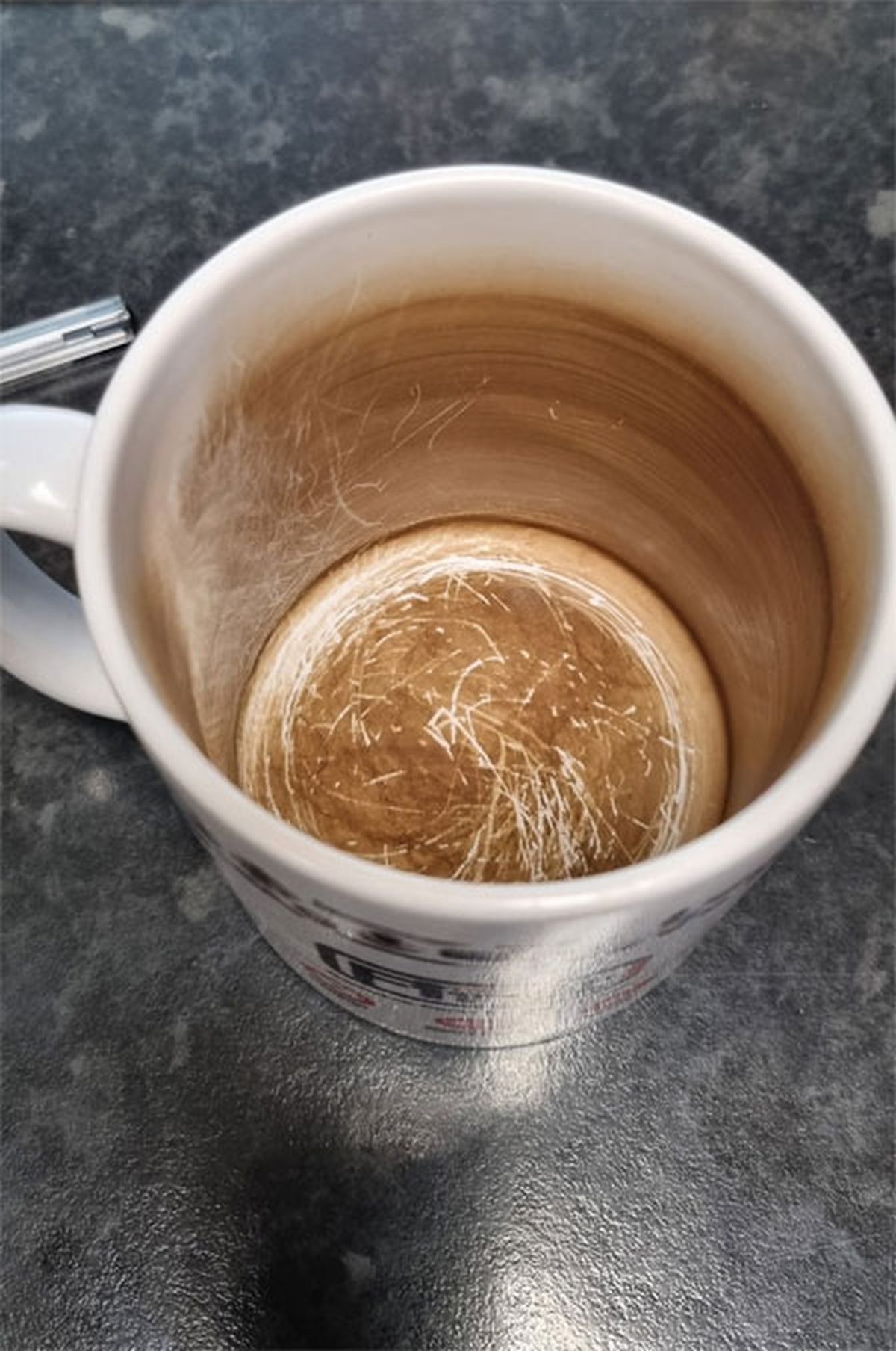 No hay nada más feo que ver una taza percudida y no preocuparse por limpiarla con algún método casero. No hay nada más feo que ver una taza percudida y no preocuparse por limpiarla con algún método casero.