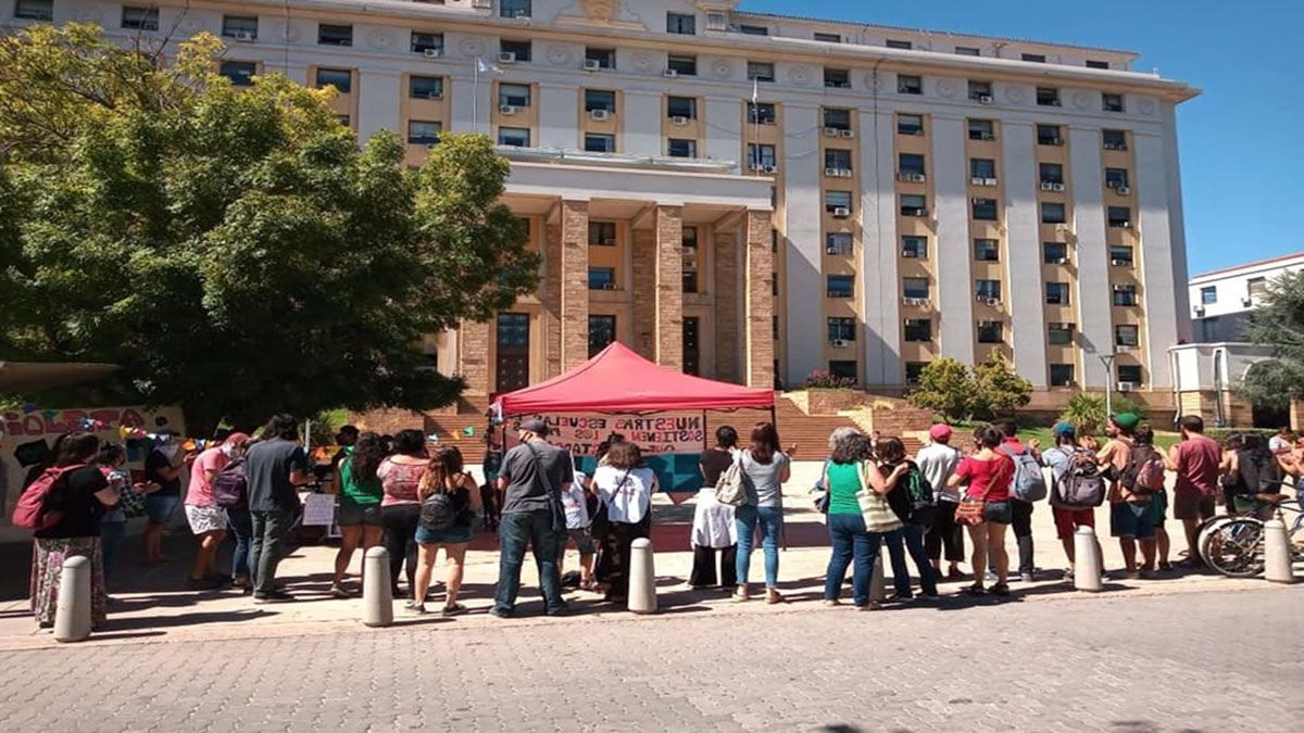 Los estatales mendocinos tendrán aumentos en noviembre, pero no habrá bono de fin de año