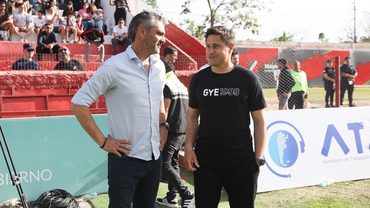 Sara y Medrán antes del inicio del partido en el Omar Higinio Sperdutti. Sara y Medrán antes del inicio del partido en el Omar Higinio Sperdutti. 