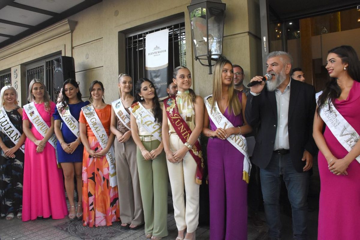 Las 18 candidatas de la Vendimia 2026 con el subsecretario de Cultura, Diego Gareca, al comienzo de la convivencia real. 