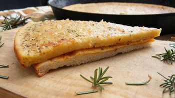 Fainá igual al de pizzería: la receta del pan de garbanzos con 5 ingredientes, sin gluten y en 20 minutos Fainá igual al de pizzería: la receta del pan de garbanzos con 5 ingredientes, sin gluten y en 20 minutos