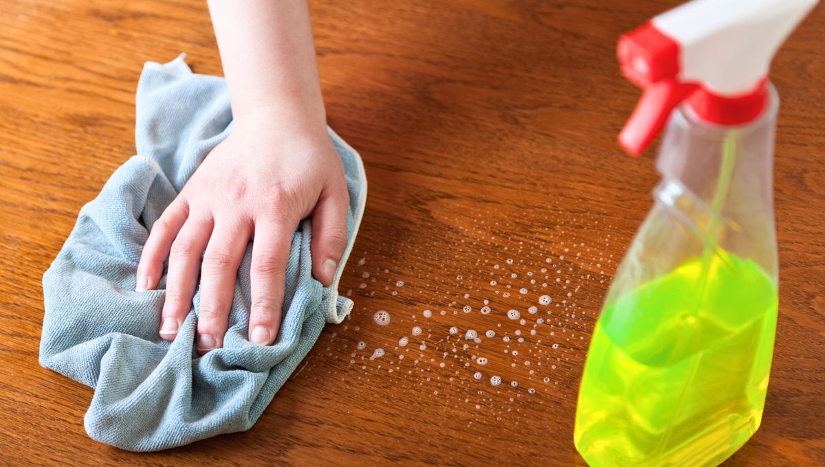 Evita productos abrasivos al limpiar la madera y protégela del exceso de humedad. Evita productos abrasivos al limpiar la madera y protégela del exceso de humedad. 