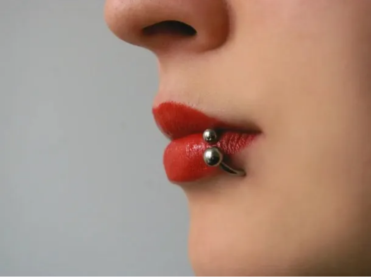 Piercing. Se puso un piercing en el labio, se le infectó y murió.