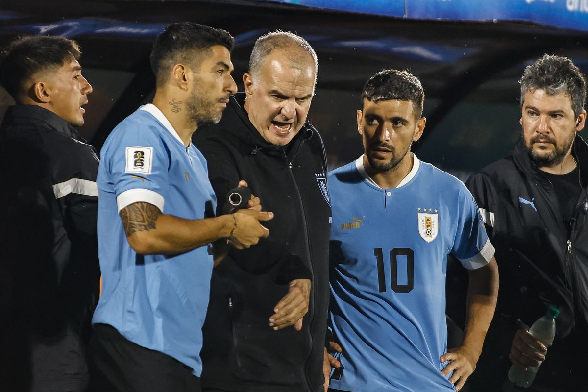 Marcelo Bielsa se refirió a los rumores de pelea con algunos jugadores de la Selección de Uruguay, entre ellos, Luis Suárez.