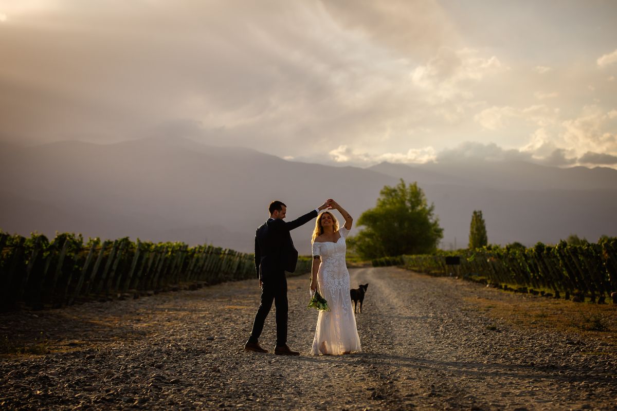 Silvia Bodiglio organizó esta boda sin invitados, con un perro de testigo ante la felicidad de los novios. Silvia Bodiglio organizó esta boda sin invitados, con un perro de testigo ante la felicidad de los novios.