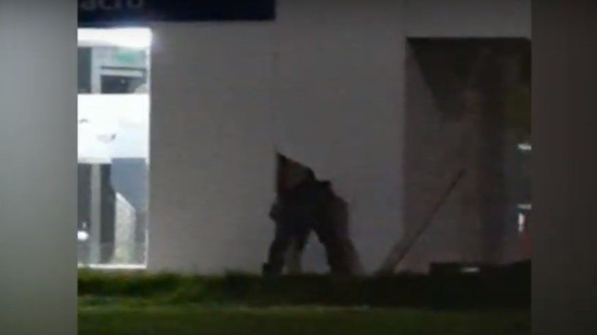 Un delincuente fue sorprendido mientras hacía un boquete en un cajero
