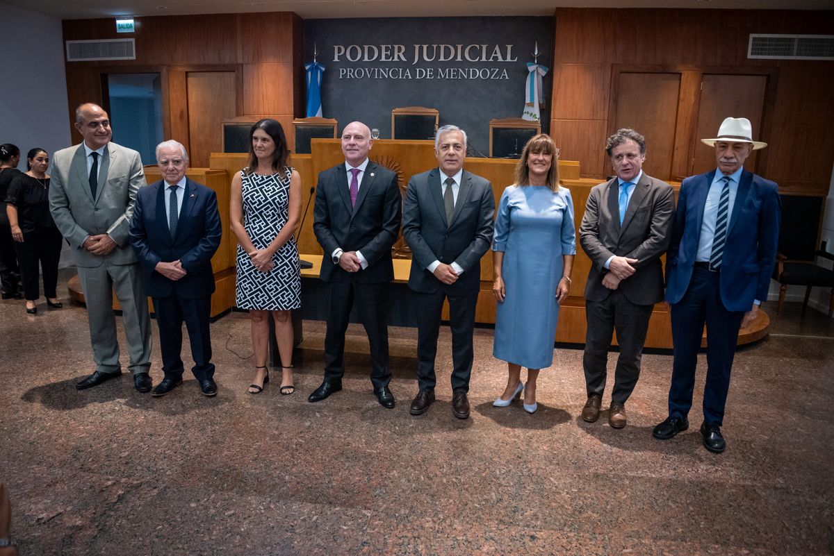 Los integrantes de la Suprema Corte de Justicia, junto al gobernador Alfredo Cornejo. Los integrantes de la Suprema Corte de Justicia, junto al gobernador Alfredo Cornejo.