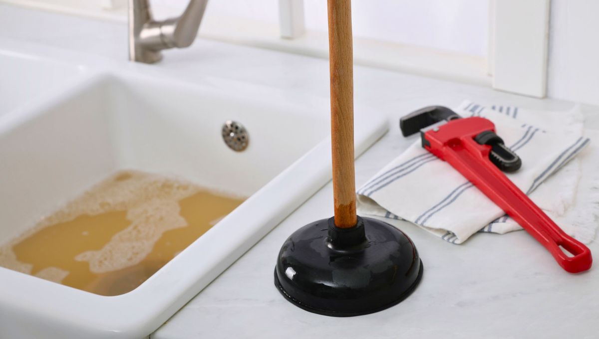 Puedes ayudarte con una sopapa o destapador para generar un efecto de aire en la tubería. Puedes ayudarte con una sopapa o destapador para generar un efecto de aire en la tubería.