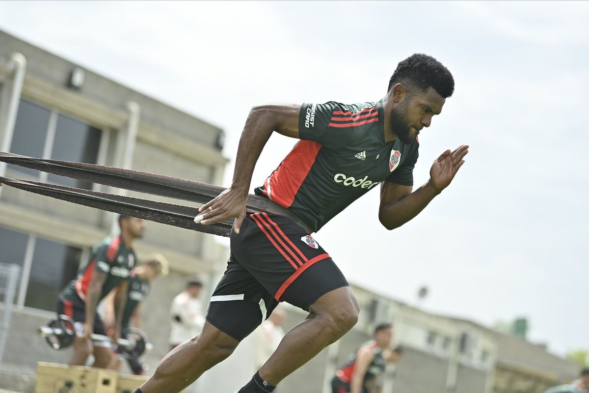 Miguel Borja sería titular en la delantera de River