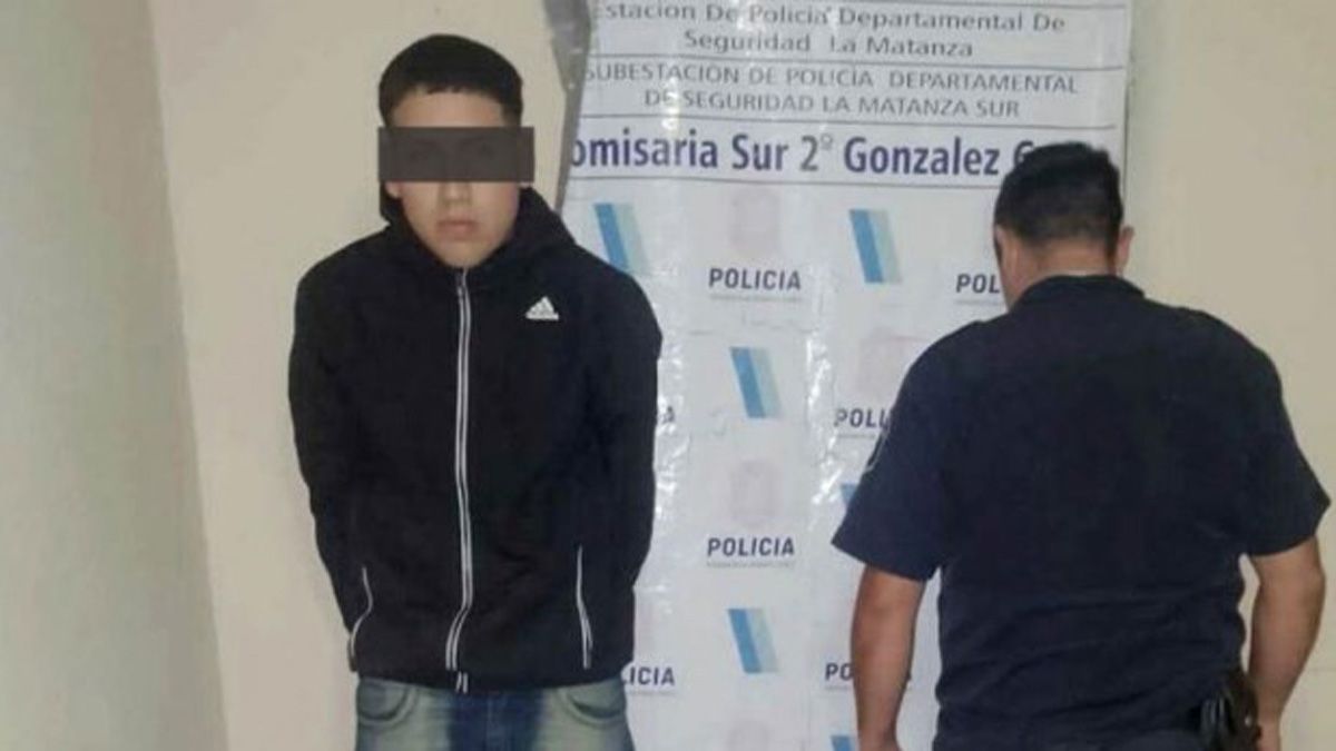 Uno de los delincuentes detenidos por la policía tras el raid delictivo en La Matanza, en donde asesinaron al conductor de un utilitario que trabajaba de fletero