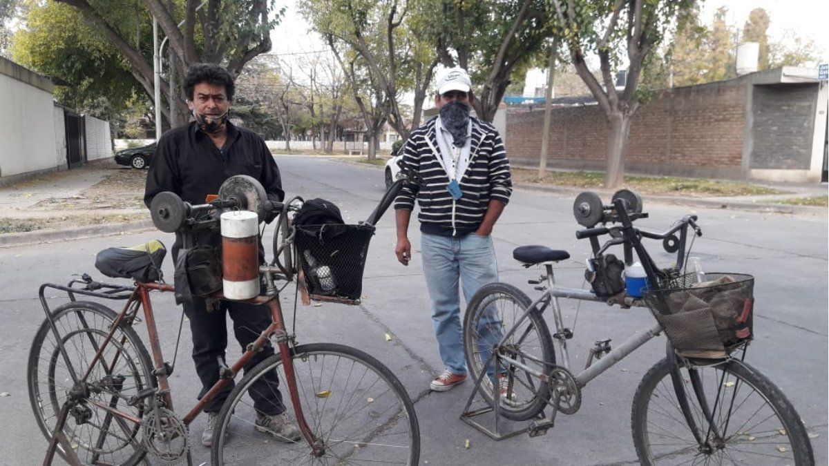 Los hermanos Luis (de negro) y José Méndez adoptaron hace más de 20 años el ancestral oficio del afilador, que para Luis fue herencia de su suegro. Pregonan por las calles de los barrios acompañados de su flautín -Flauta de Pan- anunciando sus servicios.