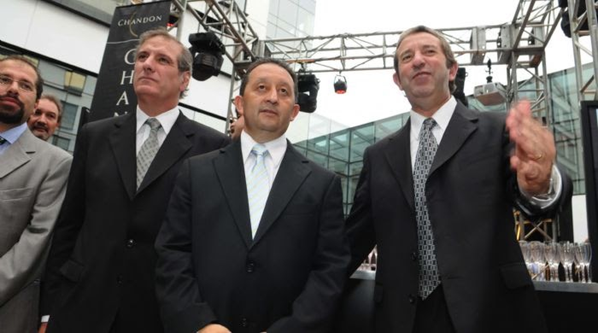 Otras épocas. Celso Jaque y Julio Cobos enfrentaron serios conflictos judiciales. En la foto aparecen Raúl Flamarique, Alejandro Cazabán, y el ex ministro Adrián Cerroni. Otras épocas. Celso Jaque y Julio Cobos enfrentaron serios conflictos judiciales. En la foto aparecen Raúl Flamarique, Alejandro Cazabán, y el ex ministro Adrián Cerroni.