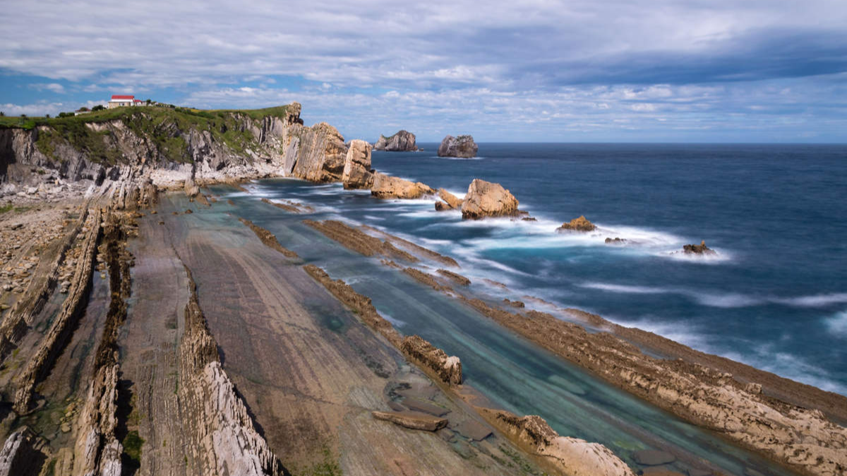 La plataforma de la playa de Arnía está formada por capas de margas erosionadas y por resistentes calizas. La plataforma de la playa de Arnía está formada por capas de margas erosionadas y por resistentes calizas.