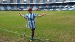 El pequeño fan de Racing en muletas