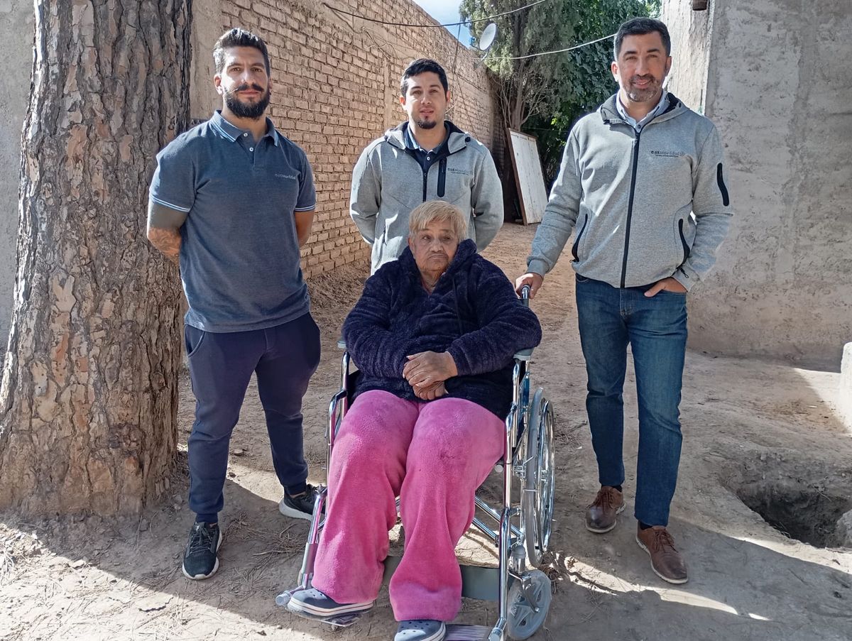Pablo del Ríos, licenciado en kinesiología especializado en equipamiento de discapacidad; Edgardo Castex, técnico a cargo de revisión post ventas de BC Movilidad y Mariano Fandiño, gerente y consultor pyme propietario de BC Movilidad, junto a Marta con su silla adaptada y especialmente calibrada para su condición. Pablo del Ríos, licenciado en kinesiología especializado en equipamiento de discapacidad; Edgardo Castex, técnico a cargo de revisión post ventas de BC Movilidad y Mariano Fandiño, gerente y consultor pyme propietario de BC Movilidad, junto a Marta con su silla adaptada y especialmente calibrada para su condición.