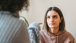 El gesto que delata a una persona mentirosa, según la psicología del comportamiento