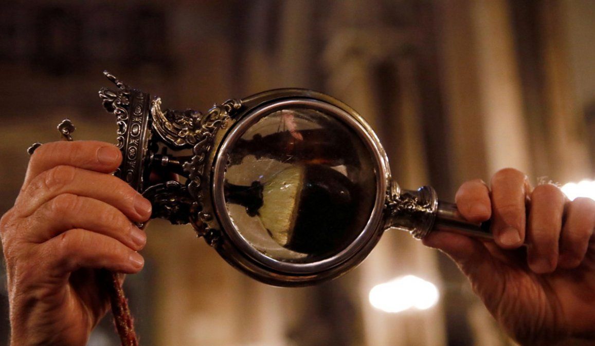 Los napolitanos están preocupados porque la sangre de San Genaro no se licúa, lo que podría ser una señal de catástrofe