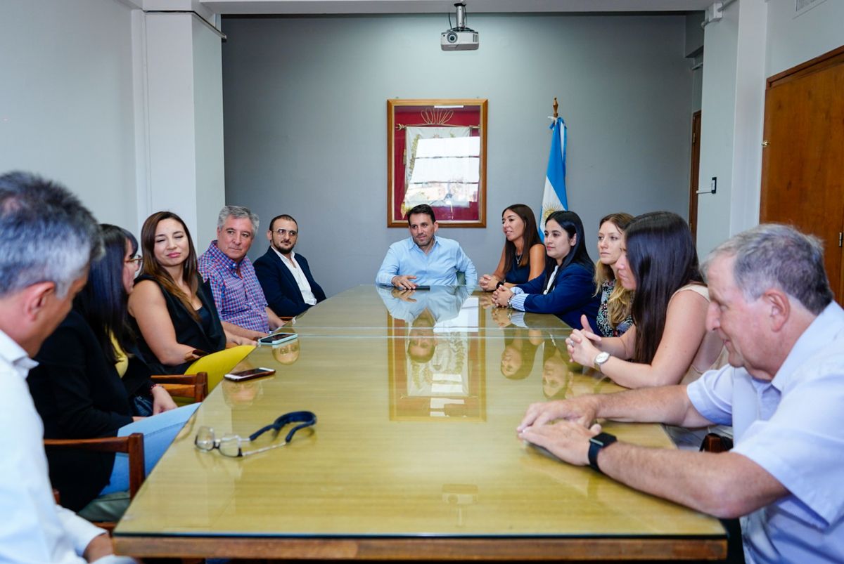 Reunión de Tadeo con los nuevos directores. Reunión de Tadeo con los nuevos directores.