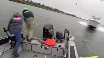 Pescadores saltaron al agua segundos antes de colisionar con un navío