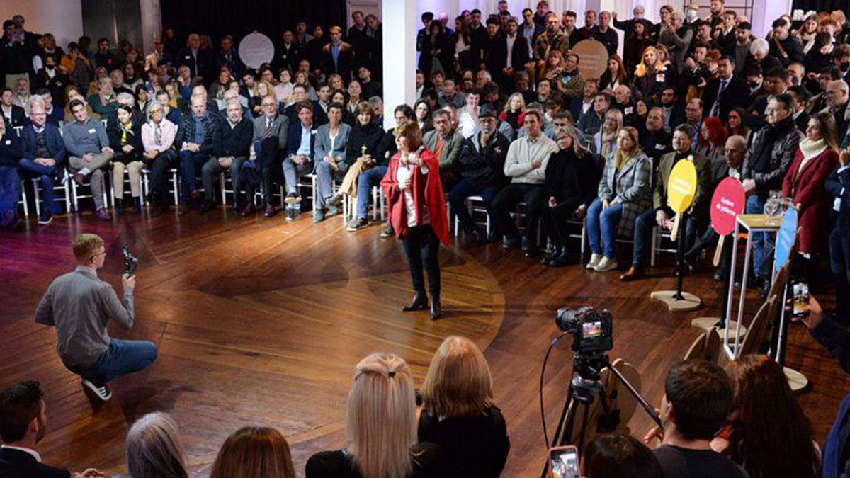 Bullrich frente a su auditorio en el Yacht Club de Olivos.