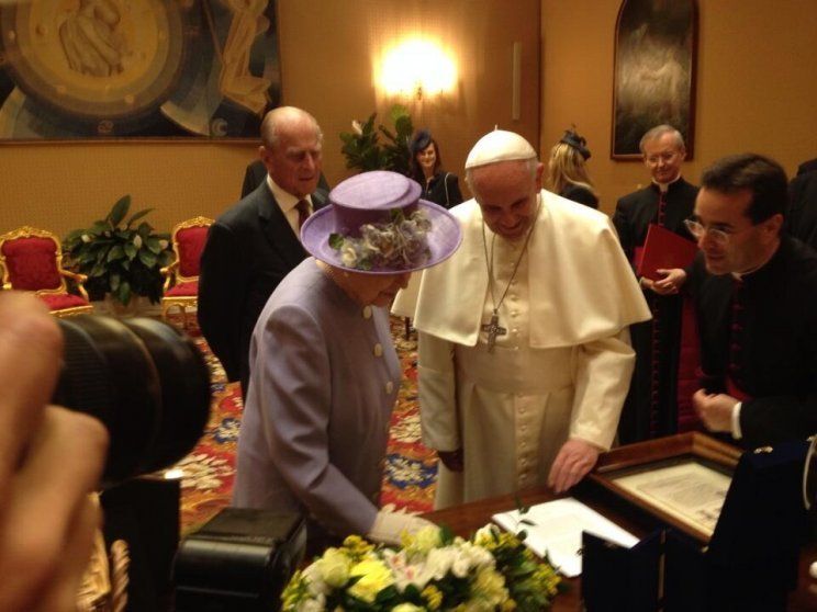 El Papa recibió a la reina Isabel en un encuentro de 17 minutos
