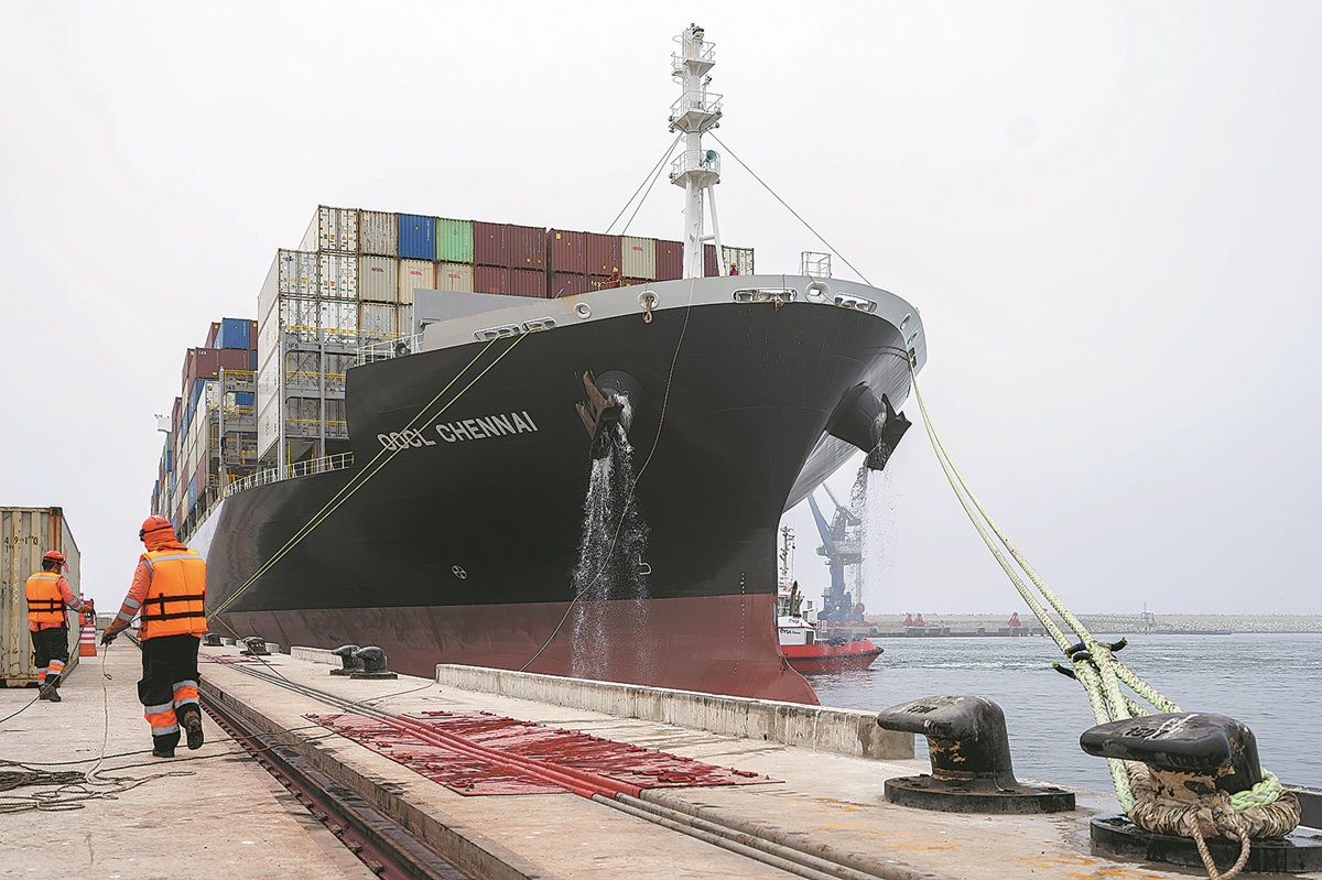 El 16 de mayo, trabajadores portuarios realizan maniobras de amarre de un buque portacontenedores en el Puerto de Chancay, Perú. LI MUZI/XINHUA
