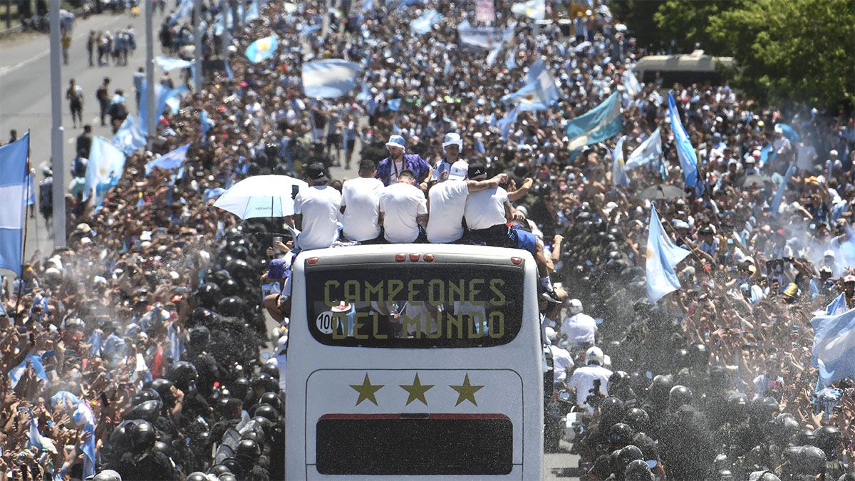 Millones de personas estuvieron presente en las calles de Buenos Aires para saludar a la Selección argentina luego de ganar el Mundial Qatar 2022.